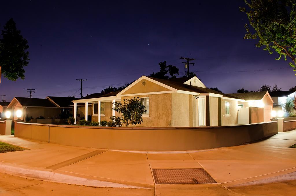 Anaheim Beacon House: 4 Bedroom, 2 Bath, 2 Car Garage Room photo